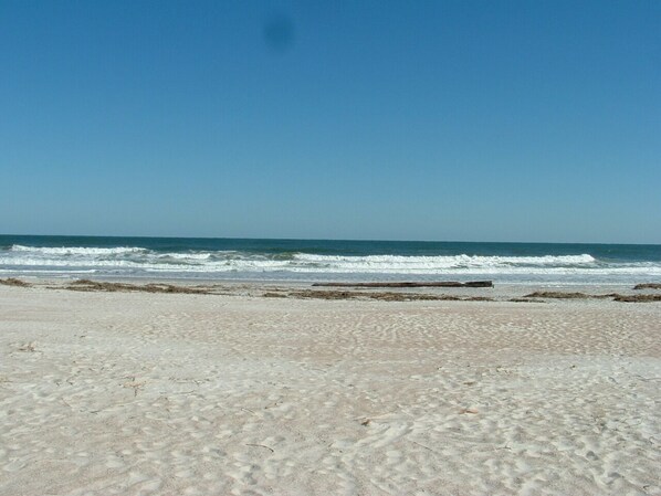 Playa en los alrededores, camastros y toallas de playa 