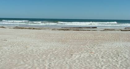 CHARMING 2/2 COTTAGE JUST A SHORT WALK TO THE BEACH/PET FRIENDLY/ WIFI