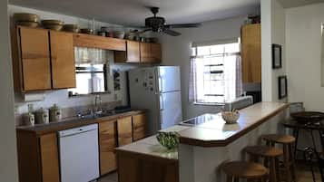 Køleskab, mikrobølgeovn, ovn, kogeplade