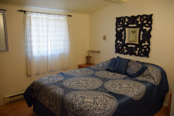 Bedroom with amazing Queen size mattress.