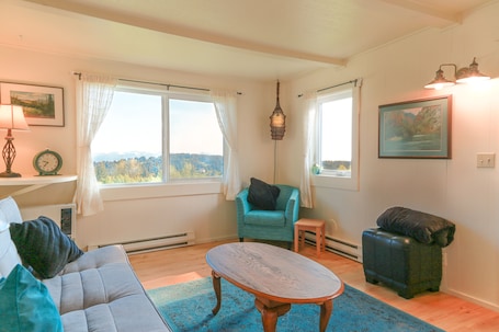 TV, books. Dog friendly, Beck Hill Hideaway, Homer, Alaska Ocean View, mountains,Privacy
