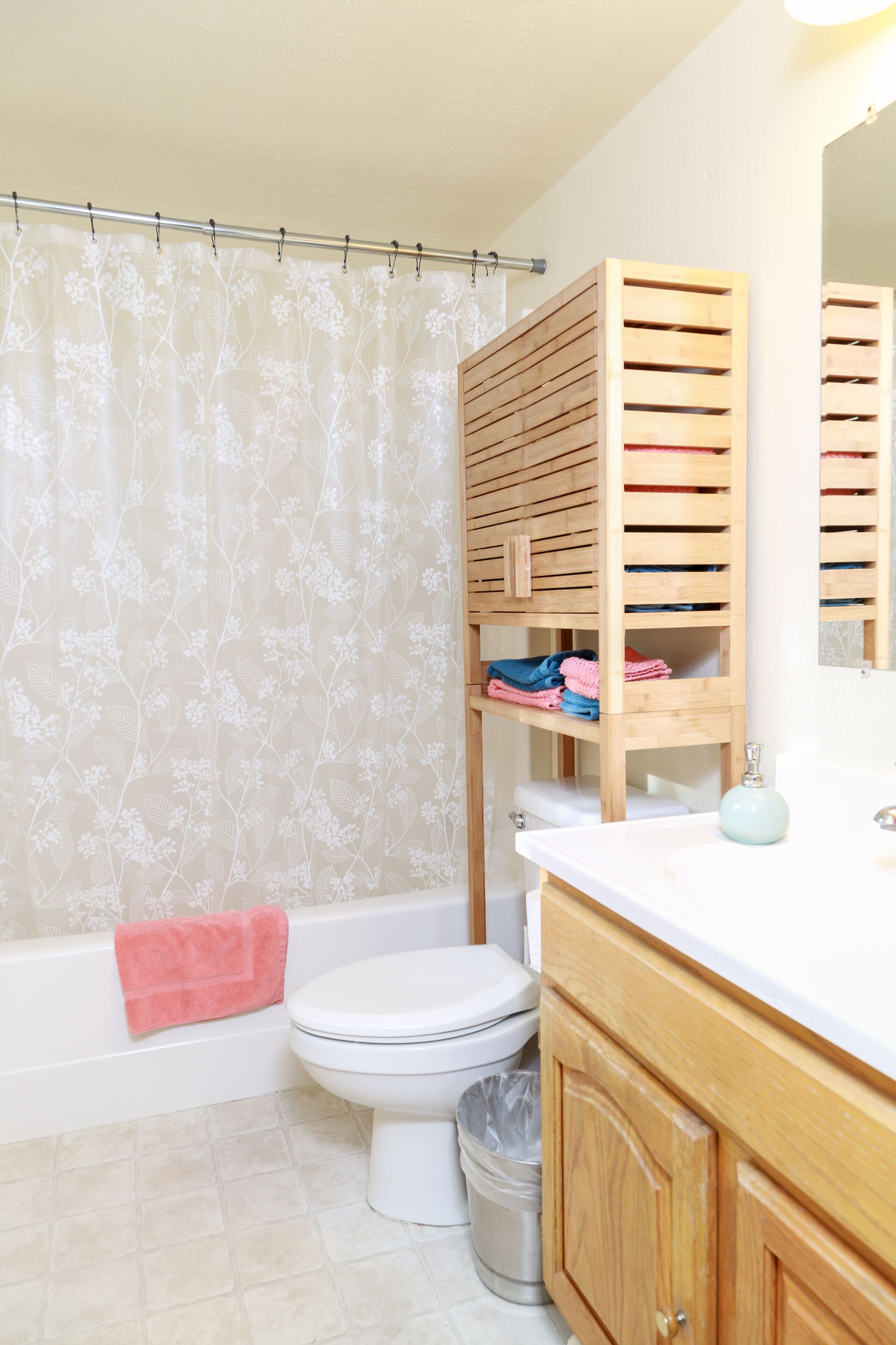 Chuveiro/banheira combinados, secador de cabelo, toalhas de banho 