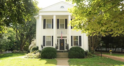 Veteran Owned Guest Home, Walk to Downtown, 6th Generation Locals, Love Pets!