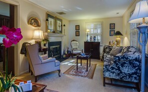 Smart TV, chimenea, reproductor de DVD, mesa de ping pong