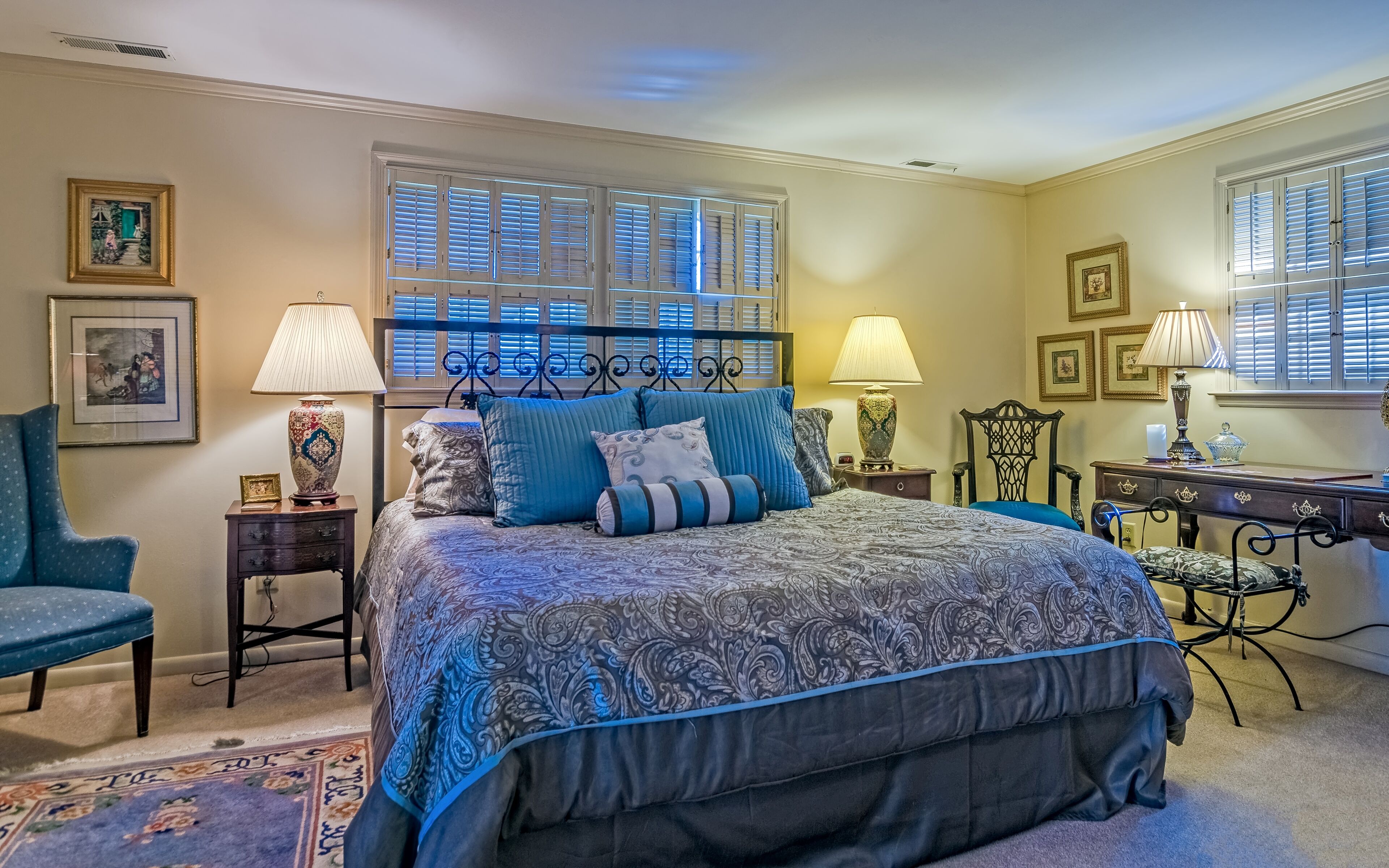 2 soverom, skrivebord, strykejern/-brett og reiseseng for barn