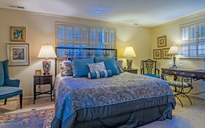 2 bedrooms, desk, iron/ironing board, travel cot - Veteran Owned Guest Home, Walk to Downtown, 6th Generation Locals, Love Pets! (Franklin)