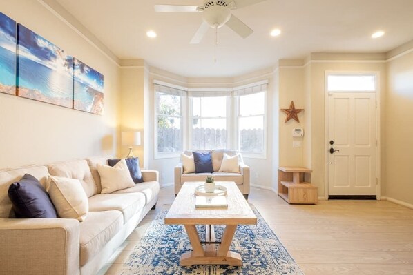 Smart TV, DVD player, books - Special! Luxury Townhome2 Fast WiFi Garage BBQ Crib (San Diego)