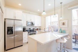 Fridge, microwave, oven, stovetop - Special! Luxury Townhome2 Fast WiFi Garage BBQ Crib (San Diego)