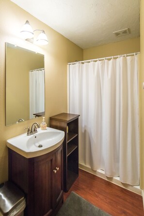 Combined shower/bathtub, soap, toilet paper - Old School Inn Archer 10,000 square ft (Rexburg)