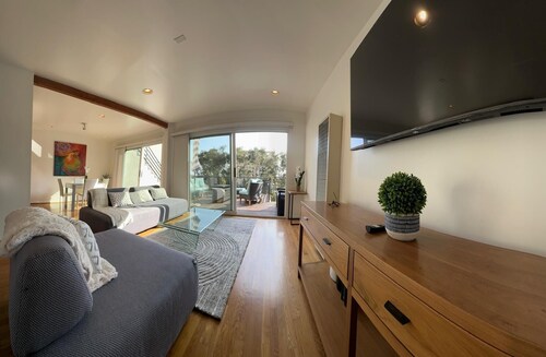 Beachy Private Get-a-way!! 2 Bed 2 Bath HOT Tub!!!