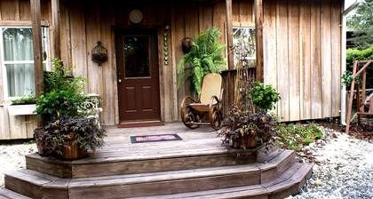The Shebeen A small Irish cottage,come experience the enchantment and trnquility