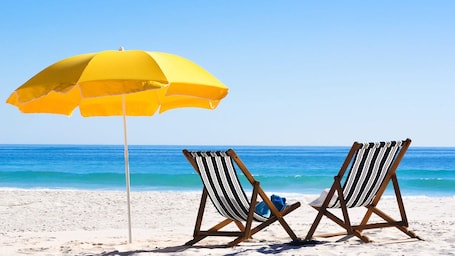 Beach nearby, sun-loungers, beach towels. Romantic Getaway, #302, 2 min walk to the beach.