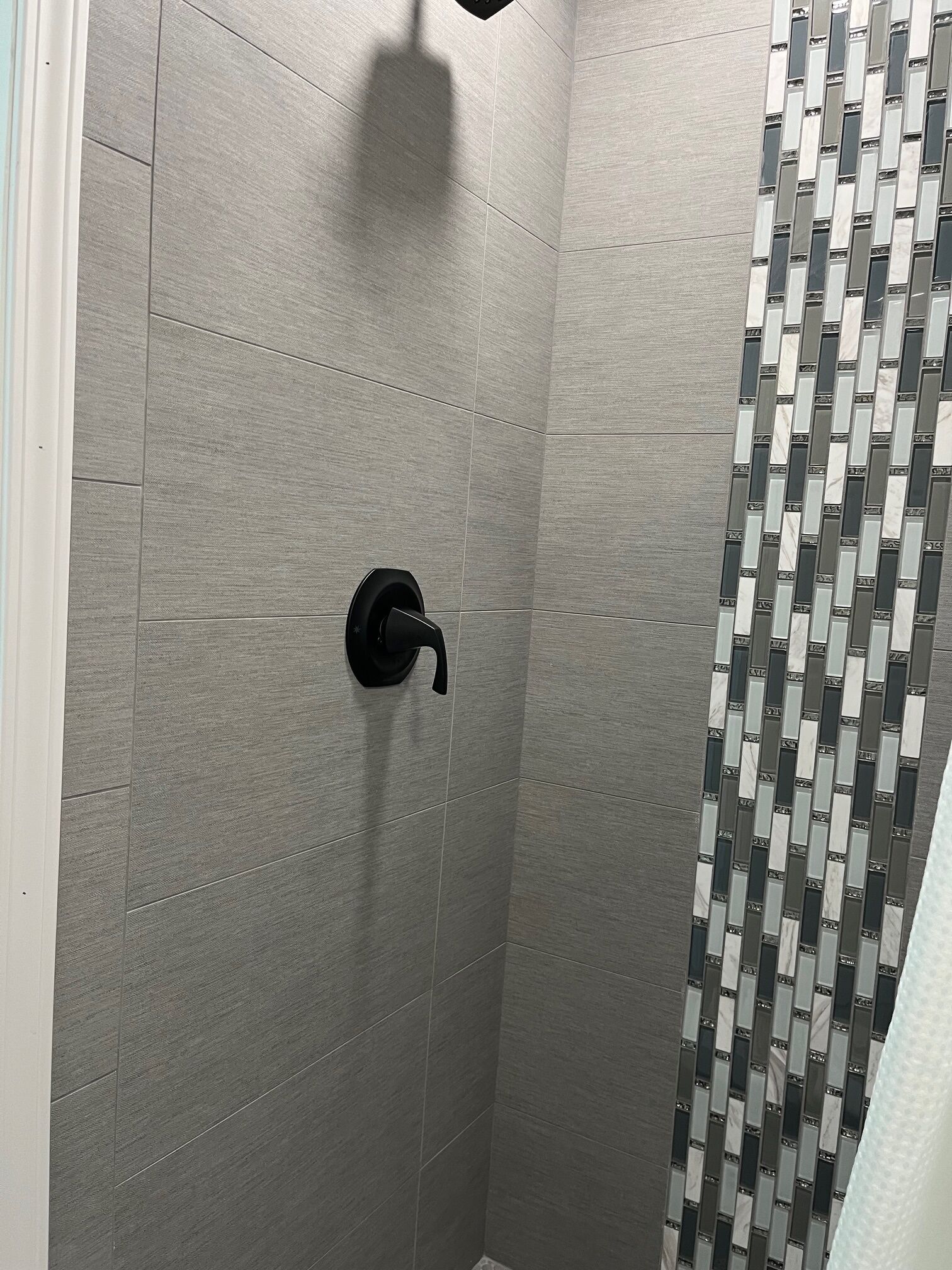 Douche, serviettes fournies, papier toilette