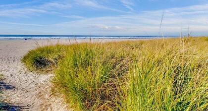 Hot Tub Mere Steps from the Beach