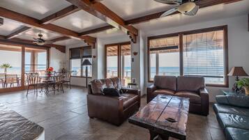 Älytelevisio, takka, DVD-soitin, kirjoja