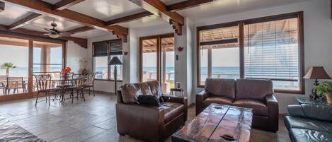 Smart-TV, Kamin, DVD-Player, Bücher