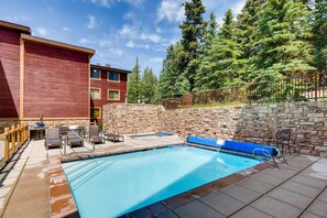 Alberca al aire libre y alberca climatizada