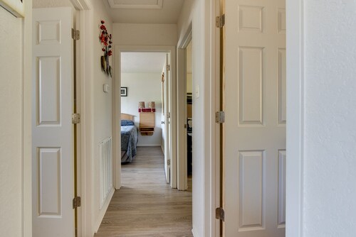 Comfortable House w/Porch - 6 Beds - Kings; Queen; Singles