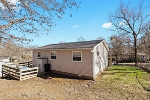 Exterior - Comfortable House w/Porch - 6 Beds - Kings; Queen; Singles (Knoxville)
