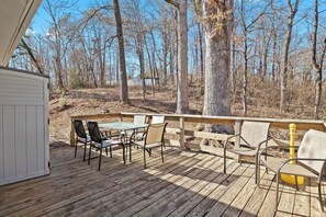 Outdoor dining - Comfortable House w/Porch - 6 Beds - Kings; Queen; Singles (Knoxville)