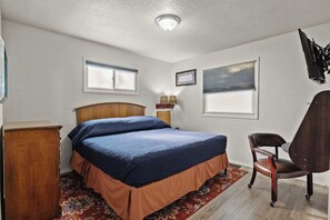 3 bedrooms, iron/ironing board, WiFi, bed sheets - Comfortable House w/Porch - 6 Beds - Kings; Queen; Singles (Knoxville)