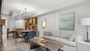 Smart TV, fireplace