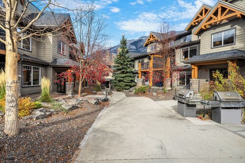 Copperstone 2BR in the Canadian Rockies - Dog-Friendly, Shared Hot Tub