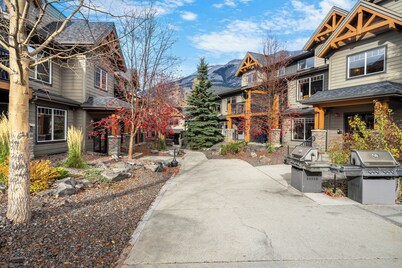 Copperstone 2BR in the Canadian Rockies - Dog-Friendly, Shared Hot Tub