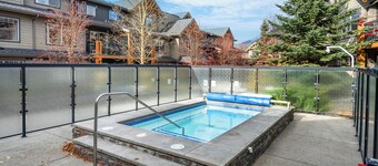 Copperstone 2BR in the Canadian Rockies - Dog-Friendly, Shared Hot Tub