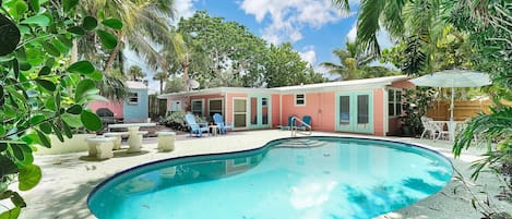 Alberca al aire libre y alberca climatizada