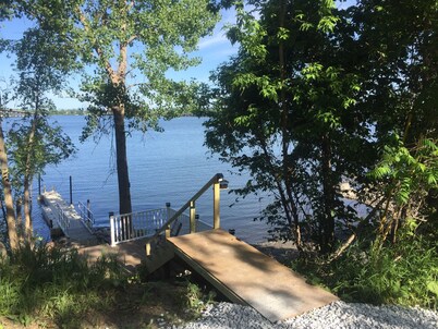 Lakeview Cottage durante todo el año con muelle privado en el lago Champlain