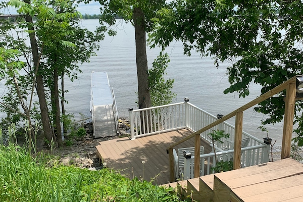 25 ft. Of lakefront for you to enjoy!
