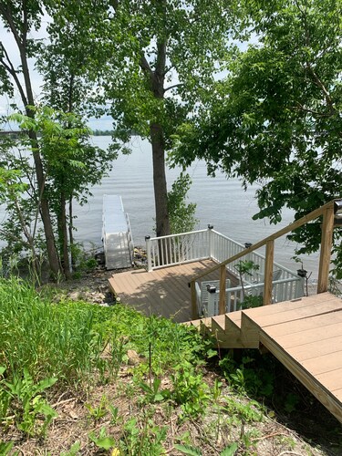 Ympäri vuoden Lakeview-mökki omalla laiturilla Champlain-järvellä