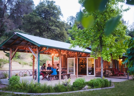 Outdoor dining. Stylish lodge w/ spa bathrooms, river, views, hot tub, between 2 Yosemite Gates