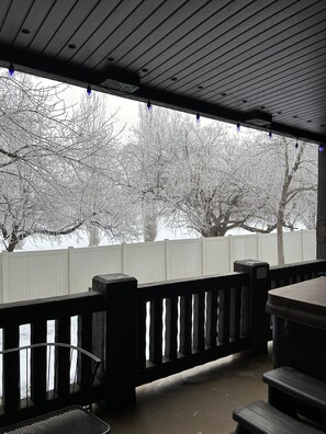 Terrace/patio - Spring Price Drop! Snowbasin Lakeside Luxury 3bd.Hot tub.Garage. 2300sqft (Huntsville)