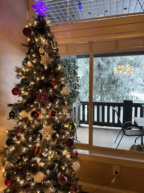 Interior - Spring Price Drop! Snowbasin Lakeside Luxury 3bd.Hot tub.Garage. 2300sqft (Huntsville)