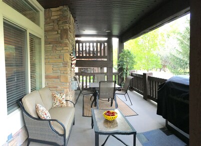 Snowbasin Lakeside Luxury 3bd.Hot tub.Garage. 2300sqft