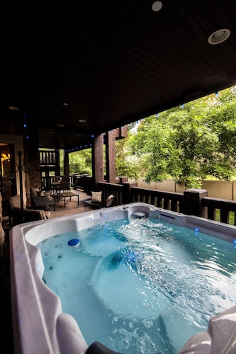 Snowbasin Lakeside Luxury 3bd.Hot tub.Garage. 2300sqft