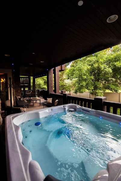 Spring Price Drop! Snowbasin Lakeside Luxury 3bd.Hot tub.Garage. 2300sqft