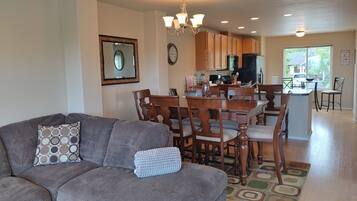 TV connectée, lecteur de DVD, livres