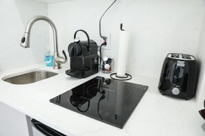 Réfrigérateur, micro-ondes, plaque de cuisson, cafetière/bouilloire