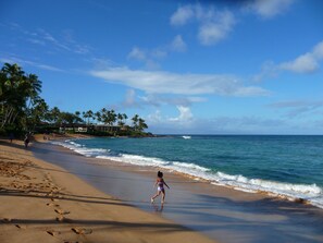 Vlak bij het strand, ligstoelen aan het strand, strandlakens