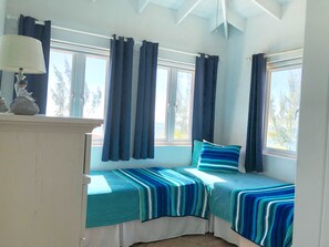 3 chambres, fer et planche à repasser, lit de bébé portatif