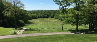 Cozy Winter Condo - Great View of Hidden Valley Resort -Ski In-Out 