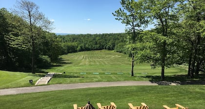 Cozy Winter Condo - Great View of Hidden Valley Resort -Ski In-Out