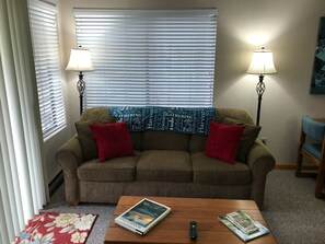 Smart TV, fireplace, video games - Cozy Winter Condo - Great View of Hidden Valley Resort -Ski In-Out  (Hidden Valley)