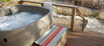 RIVER FRONT HOME NEAR KERRVILLE, HOT TUB, TUBES, FLOATS INCLUDED