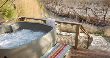 RIVER FRONT HOME NEAR KERRVILLE, HOT TUB, TUBES, FLOATS INCLUDED