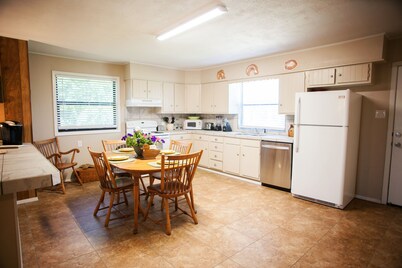 RIVER FRONT HOME NEAR KERRVILLE, HOT TUB, TUBES, FLOATS INCLUDED