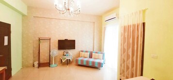 コンフォート 4 人部屋 | 遮光カーテン、WiFi (無料)